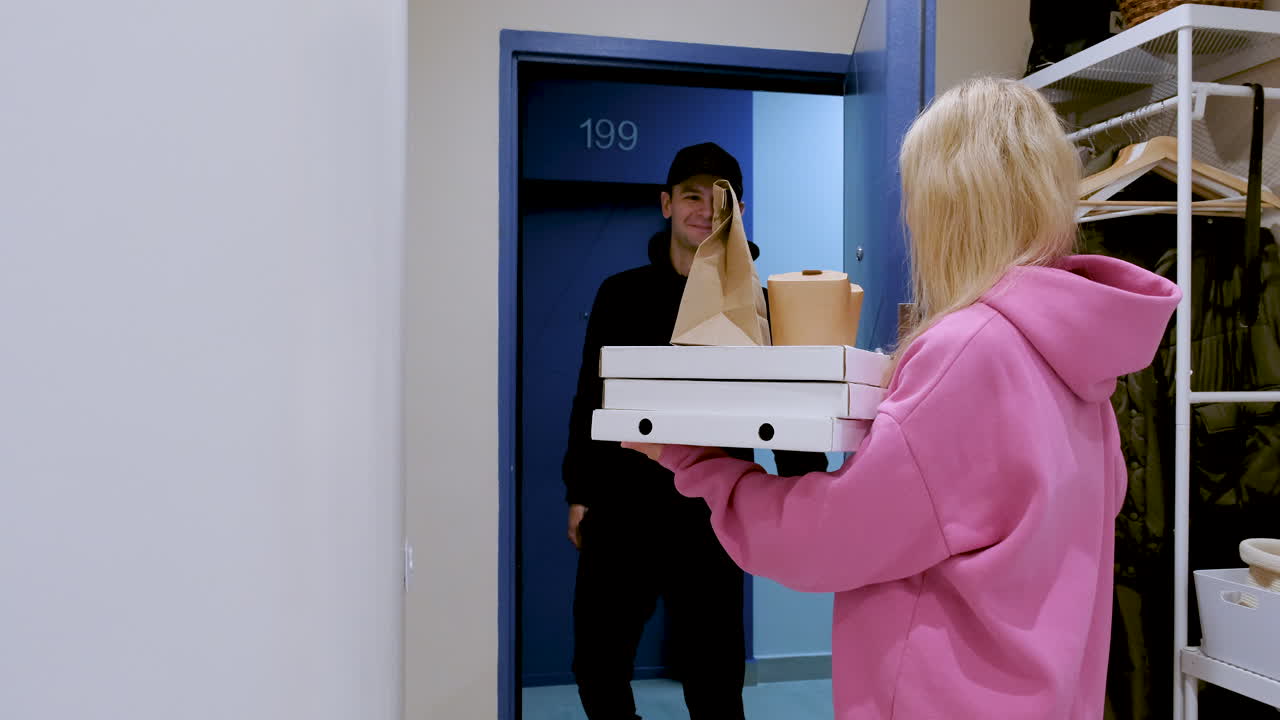 배달업자 는 패키지 를 주고 있다