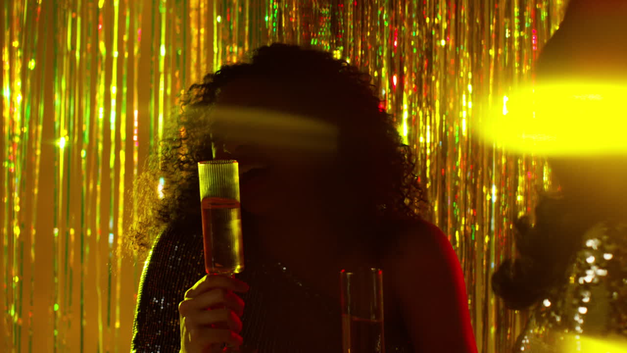 cerca de dos mujeres bailando en un bar de discoteca o discoteca bebiendo alcohol con luces brillantes 14