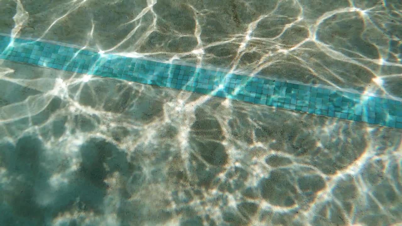 reflejos abstractos de ondas de agua en el fondo de la piscina - ultra cámara lenta