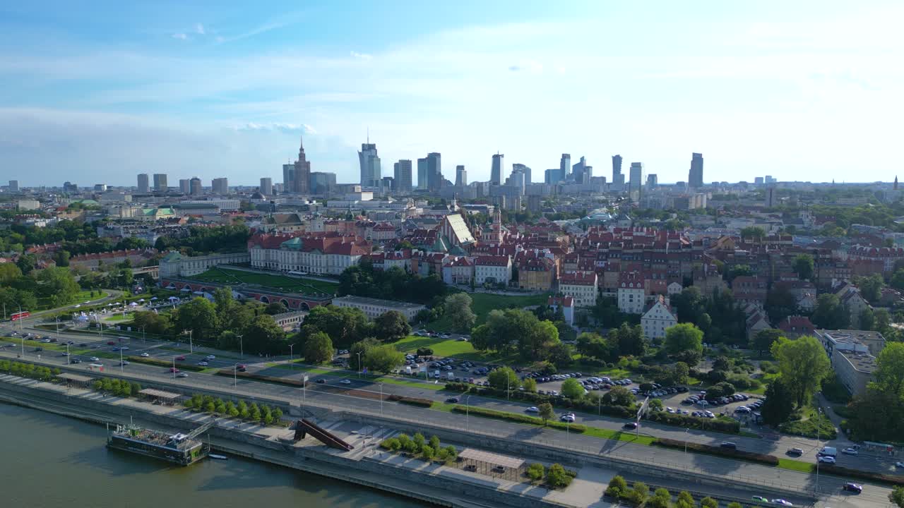 Panorama aéreo de Varsóvia, Polônia, sobre o rio Vístula, com o centro da cidade e a Cidade Velha ao longe