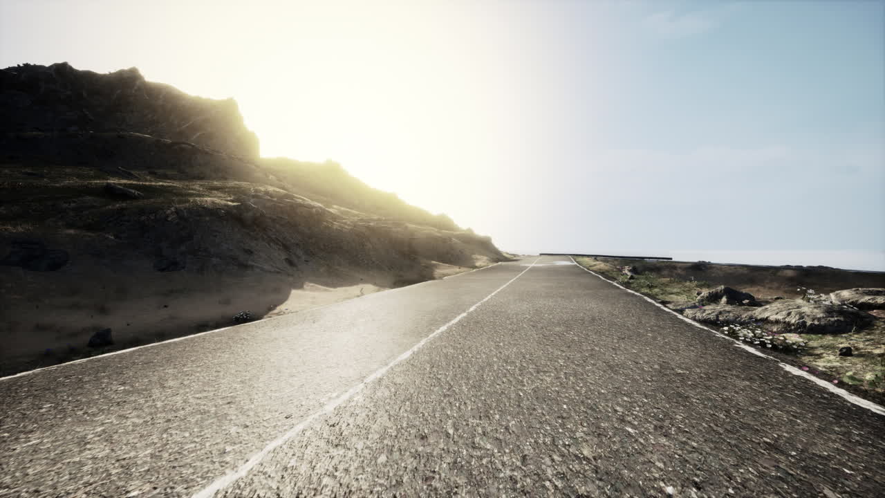 멀리 있는 산으로 가는 길이 길고  비어 있습니다.