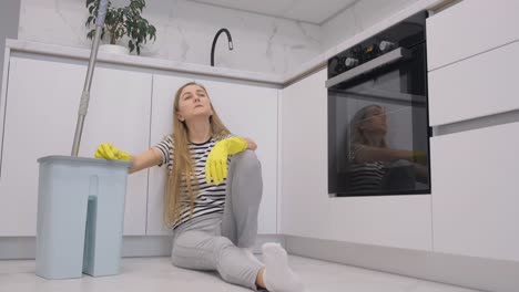 женщина убирает кухню.
