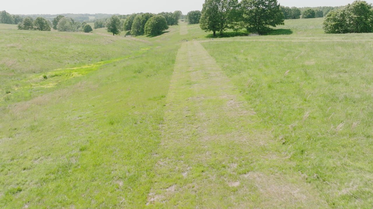 필드에 주차 된 픽업 차량