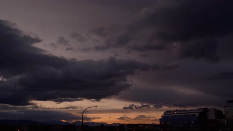 Zeitraffer-Eines-Lebendigen-Sonnenuntergangs-An-Einem-Bewölkten-Herbsttag-In-Provo,-Utah