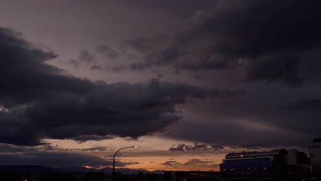 lapso de tiempo de una puesta de sol vibrante en un día de otoño nublado en provo, utah