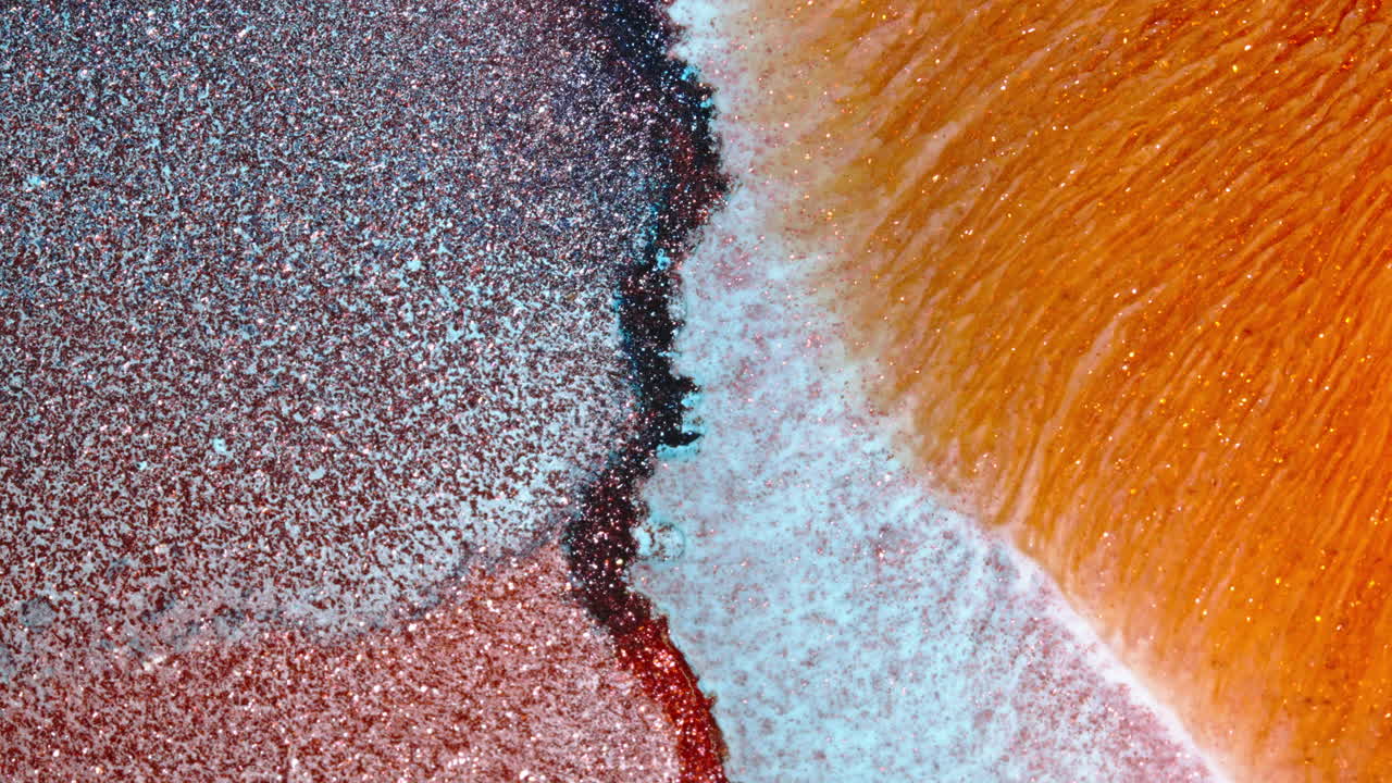 생동감 넘치는 오렌지색과 금속색을 혼합한 추상적인 질감으로 대조와 에너지를 불러일으니다.