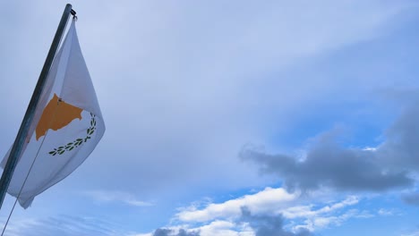 Die-Flagge-Zyperns-Weht-Im-Wind-Auf-Der-Insel