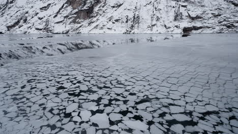 Zeitlupen-POV-Einer-Winterfahrt-Mit-Der-Fähre-Im-Geirangerfjord-Nach-Geiranger,-Norwegen,-Bei-Der-Eis-Zu-Sehen-Ist,-Das-Von-Den-Bergen-Im-Fjord-Treibt