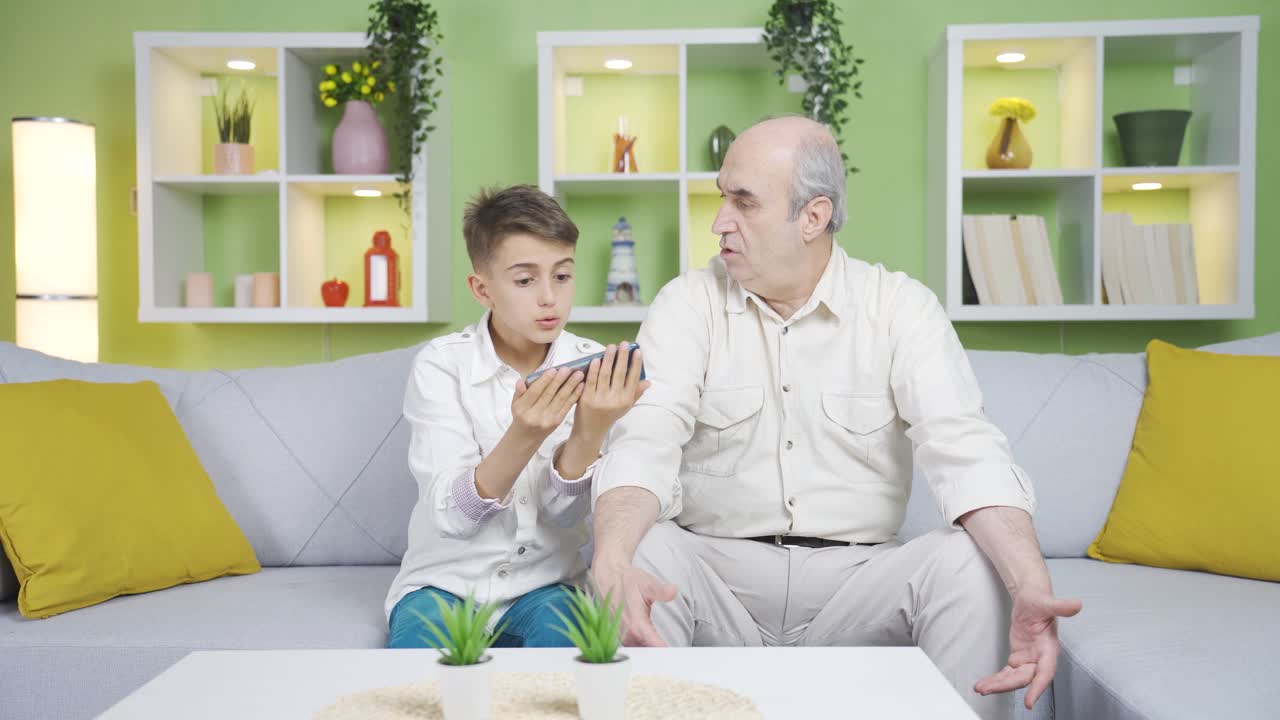 실망한 할아버지와 손자.