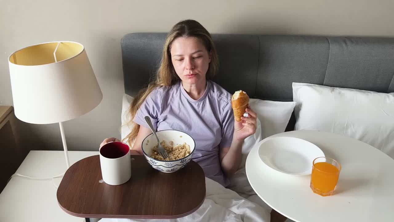 mujer desayunando en la cama