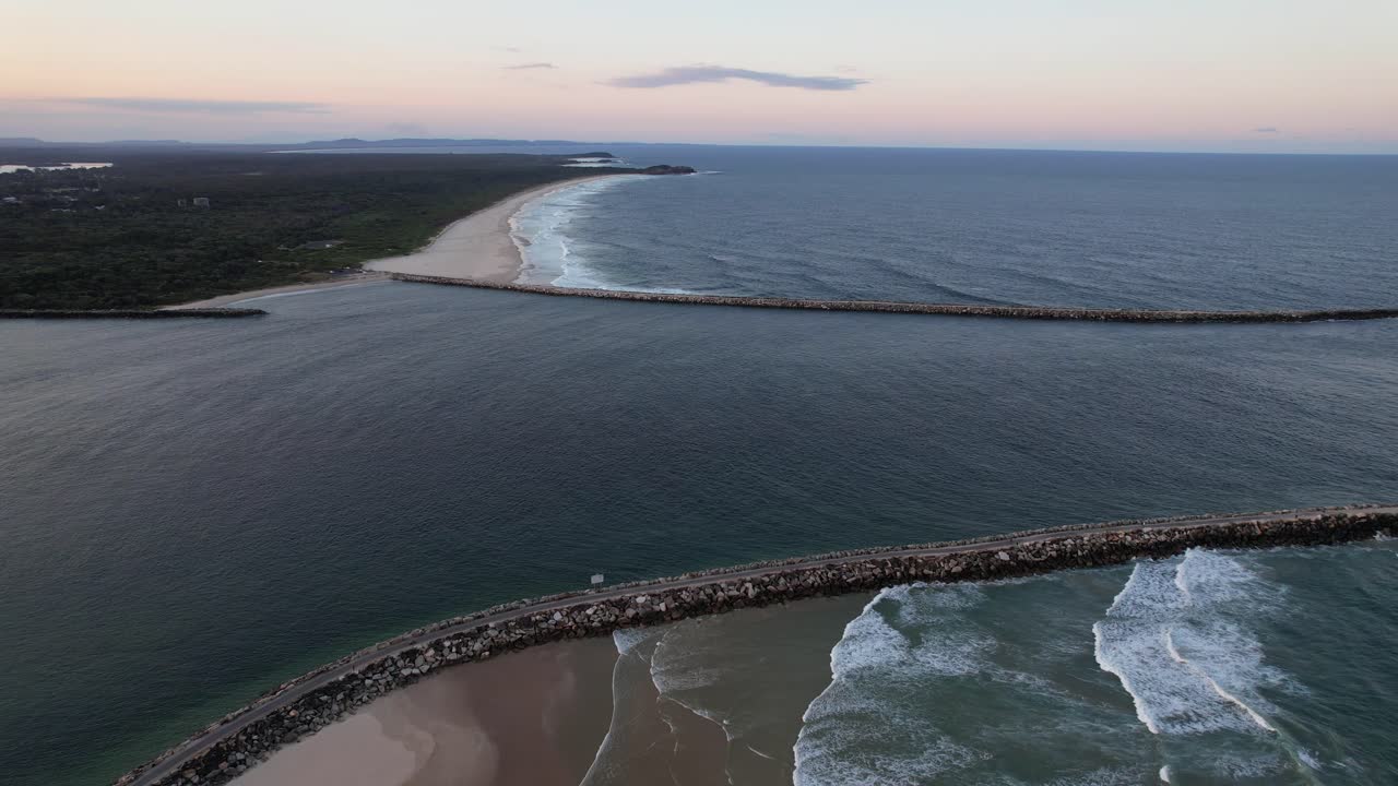 Foce del fiume Clarence tra la diga frangiflutti di Iluka e il frangiflutti di Yamba durante il tramonto