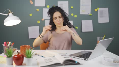 una estudiante divertida y alegre.