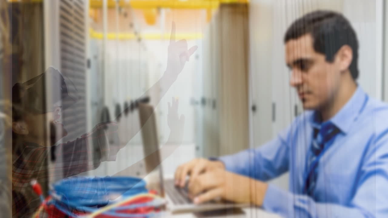 Digitando em laptop, profissional de negócios em sala de servidores com criança brincando em primeiro plano