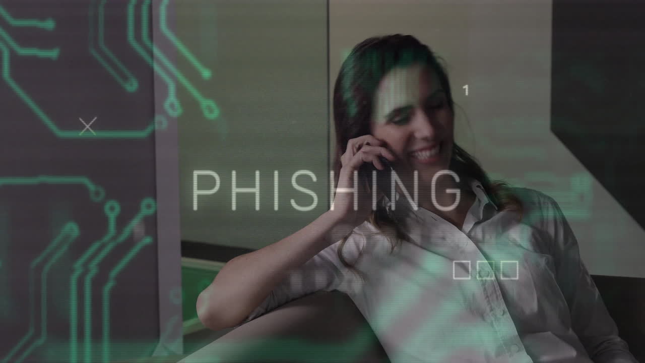 Donna al telefono che riceve un avviso di phishing, con animazione di circuito digitale in sovrimpressione.