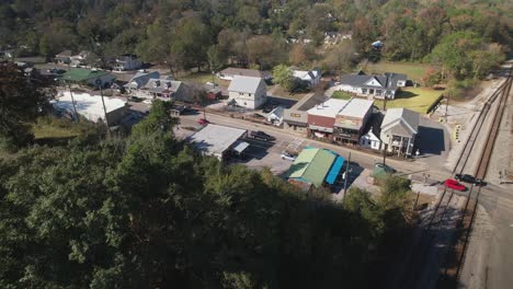 Enfoque-Aéreo-De-Las-Tiendas-Y-Restaurantes-De-La-Pequeña-Ciudad-En-El-Casco-Antiguo-De-Helena,-Alabama