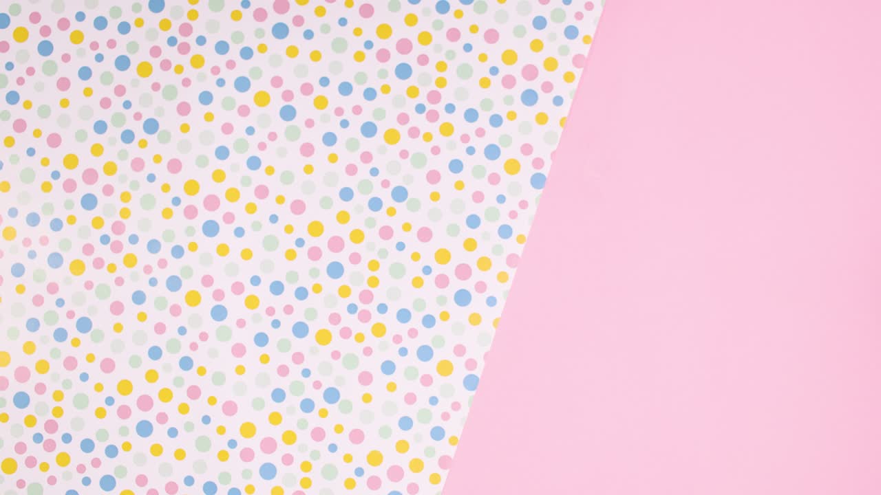 la decoración de la fiesta de cumpleaños con pasteles de taza aparece en el lado izquierdo. detenga el movimiento