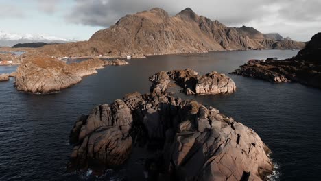 Luftaufnahme-Des-Segla-Bergs-über-Dem-Himmel,-Norwegen-Im-Sommer