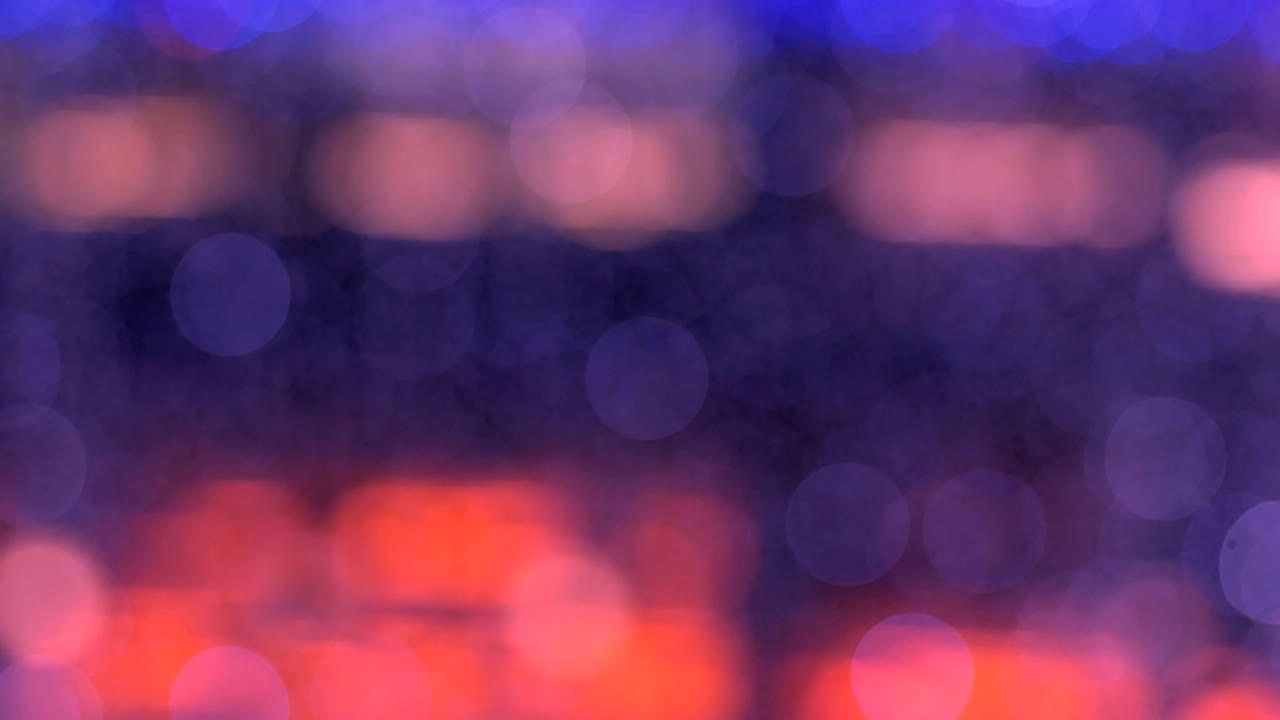 el fondo abstracto de la noche está desfocado con un bonito bokeh. luces de navidad borrosas bokeh. panorámica a través del borrón.