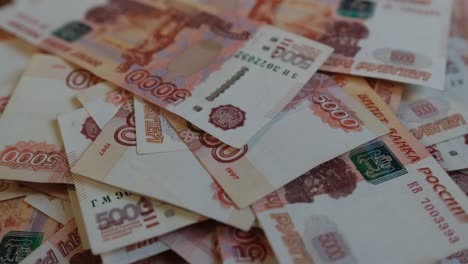 fondo cubierto con billetes de cinco mil rublos. primer plano