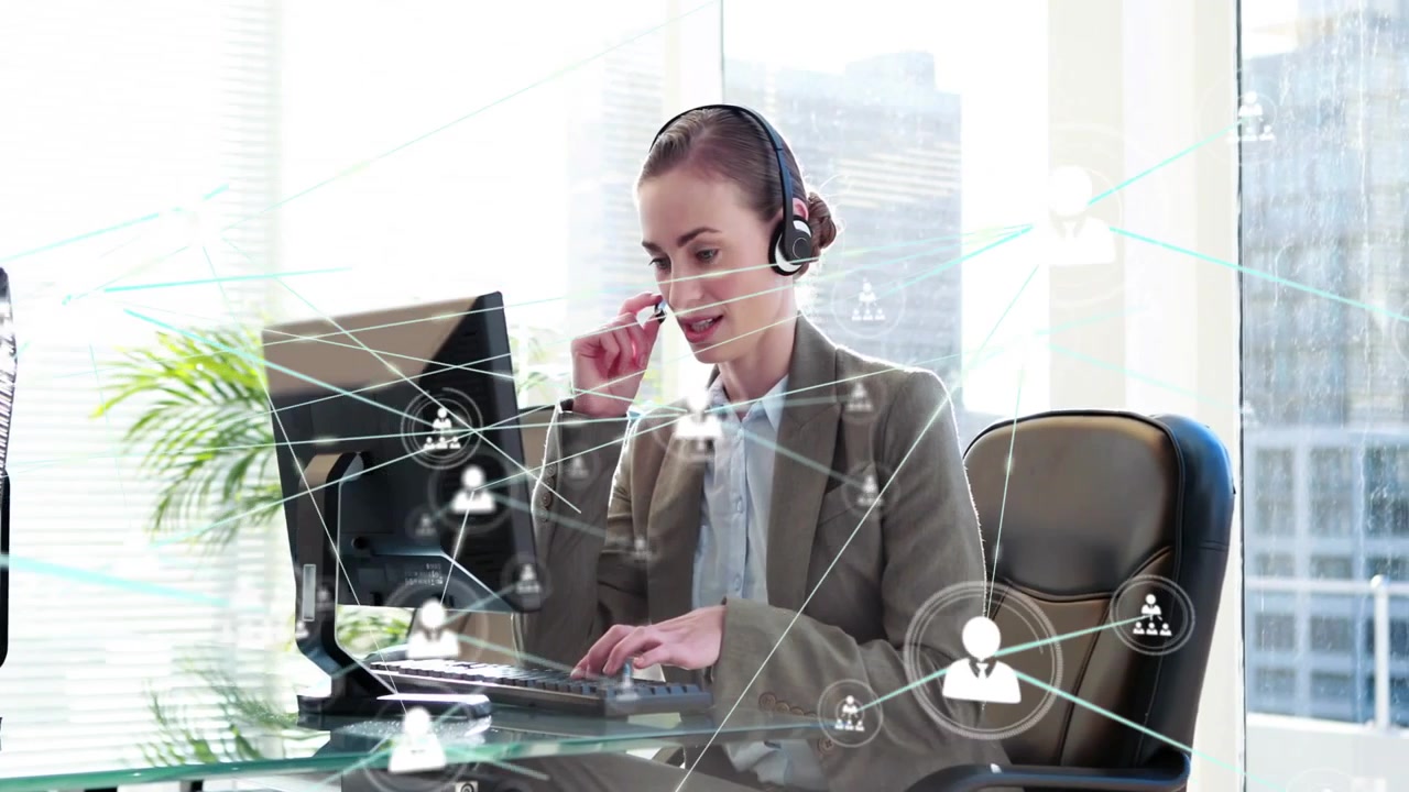 Agente de call center colocando fone de ouvido e falando, visualizando ícones de usuário sobrepondo a mesa para suporte.