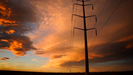 Zeitraffer-Von-Wolken-Und-Stromnetz-Bei-Sonnenuntergang