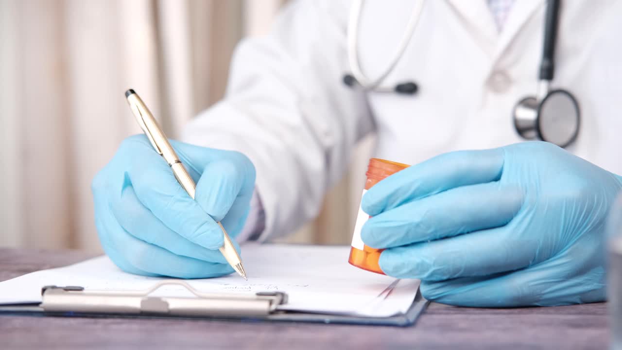 el médico escribiendo una receta