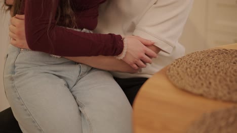 una pareja enamorada está pasando tiempo en casa.