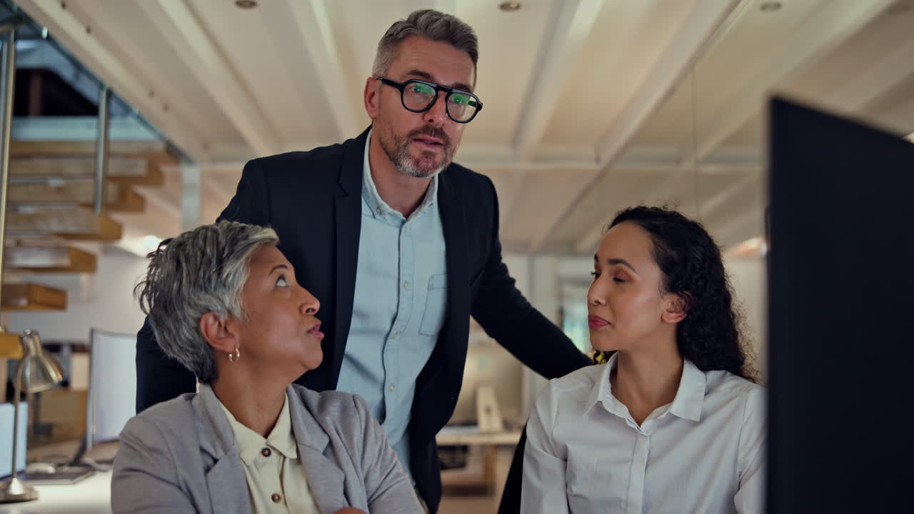 planificación, computadora y gente de negocios en la noche