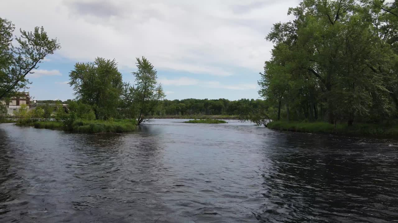 Flyver over floden mod Chippewa Falls-dæmningen i Wisconsin. Kommer tættere på en dæmning længere oppe ad floden