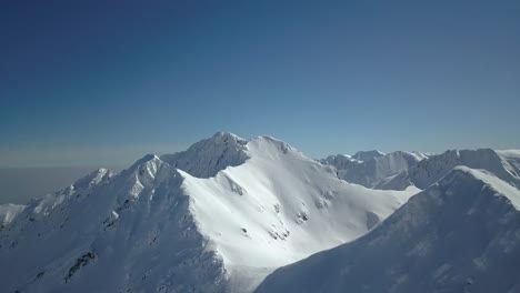 Schöne-Schneebedeckte-Berge-In-Rumänien---Luftaufnahme