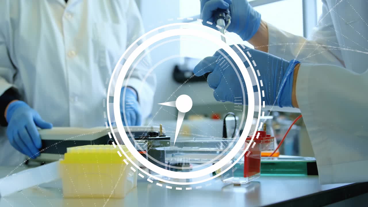 animación de reloj en movimiento y cadena de adn sobre científicos caucásicos haciendo experimentos