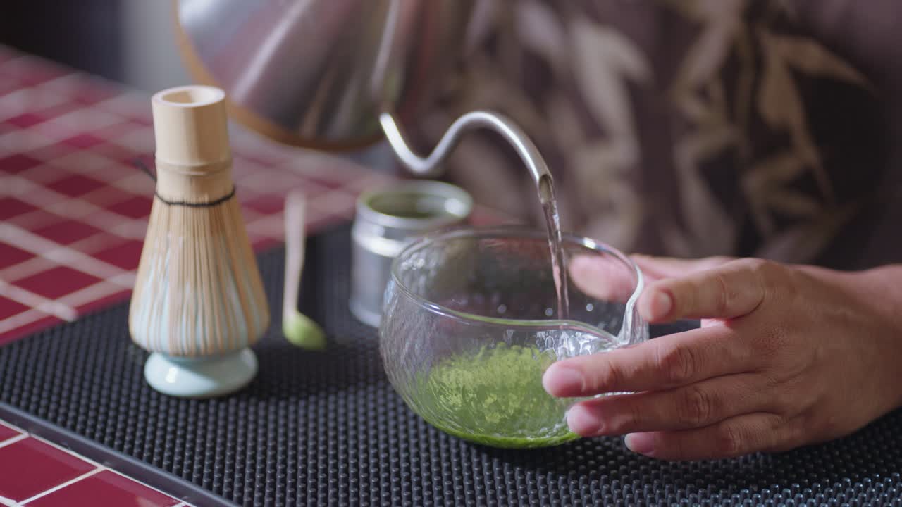 la preparación del té matcha