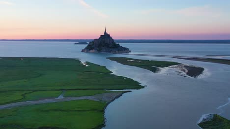 Antenne-Von-Mont-Saint-Michel-Frankreich-In-Der-Abenddämmerung-Ein-Klassisches-Französisches-Wahrzeichen-1