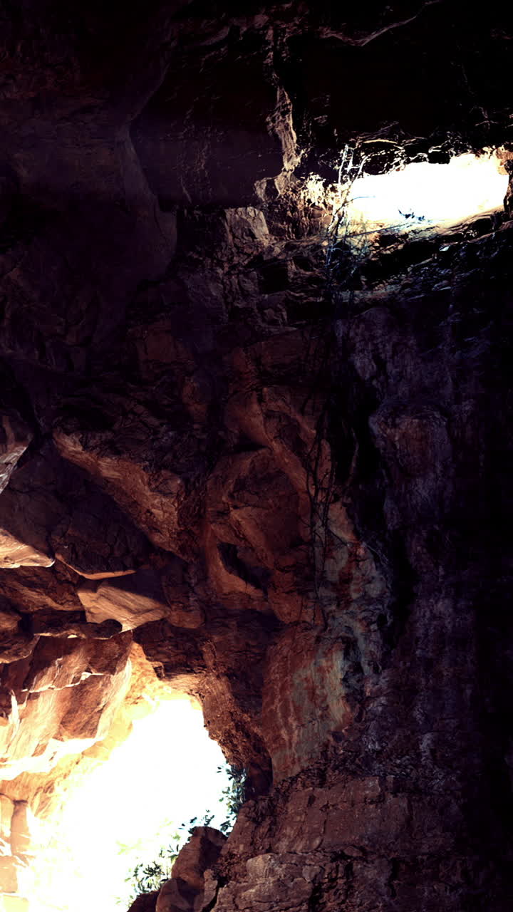 Ingresso di una grotta con la luce che filtra durante le ore diurne