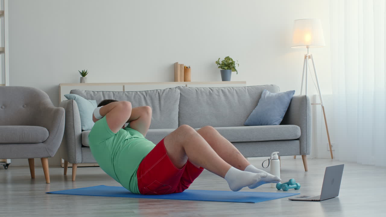 hombre haciendo abdominales en casa