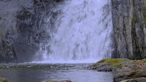 cascadas de cristal que fluyen hacia el valle de agua dulce - cascada en el extremo norte, cairns, qld, australia