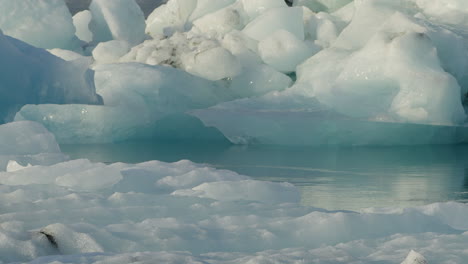 lagune glaciaire, jökulsárlón, en islande, avec des icebergs et des eaux bleues glacées qui coulent