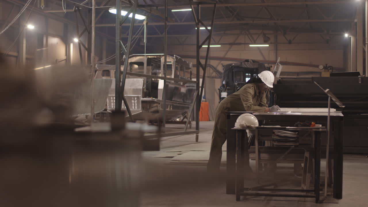 Lavoratore in una fabbrica
