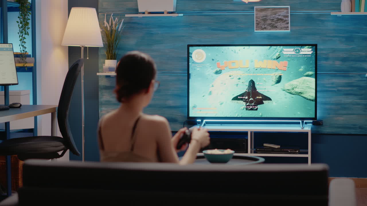 Donna caucasica che vince la competizione di videogiochi