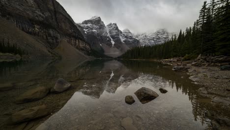 lapso de tiempo de día nublado del lago moraine
