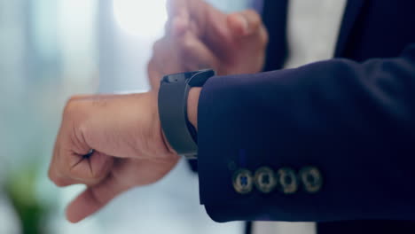 reloj inteligente, manos y desplazamiento en internet