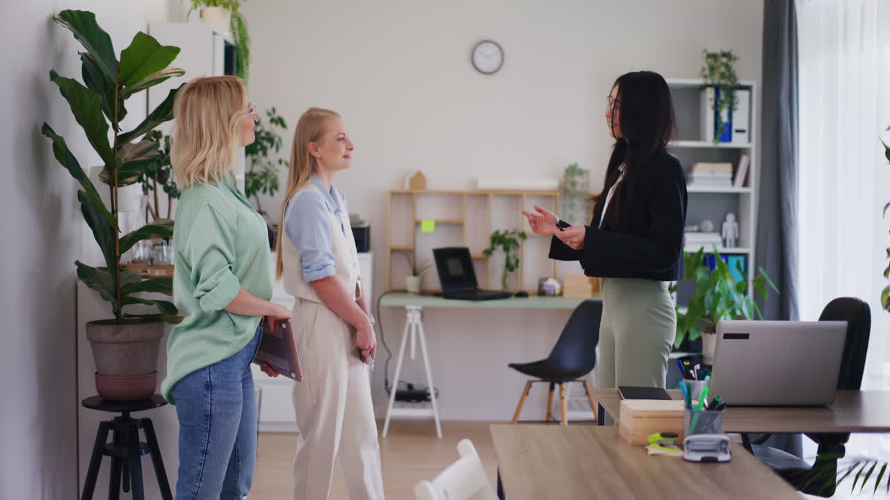 상사는 고객을 환영하고 비즈니스 회의를 시작합니다.