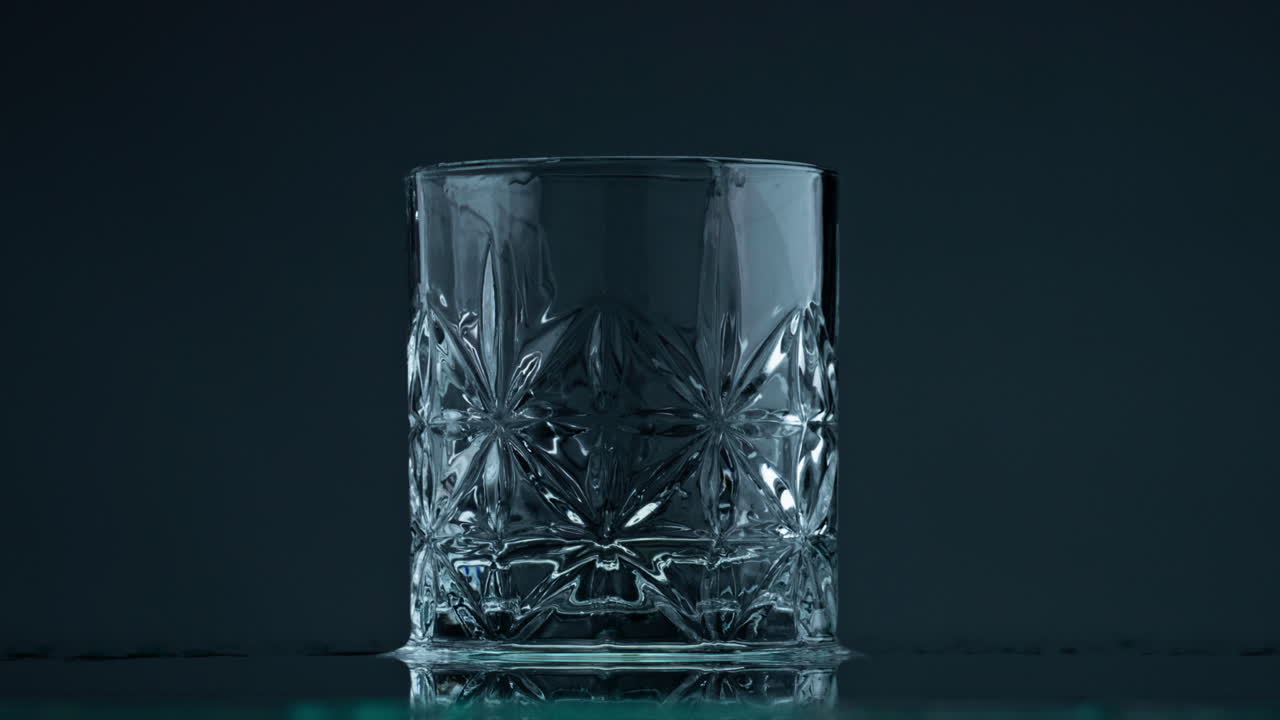 물을 마시며 걱거리는 유리. 크리스탈처럼 은 물방울이 항아리에 떨어집니다.