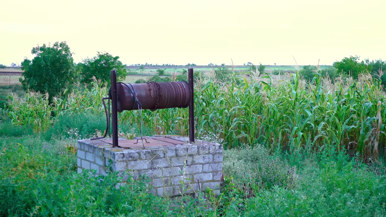 старый водяной колодец на сельской ферме