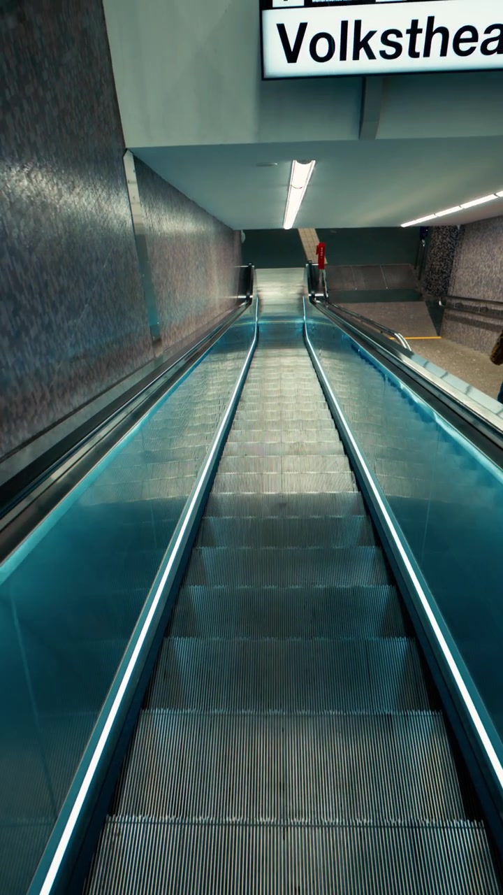 Går op ad trapperne i Wiens metro