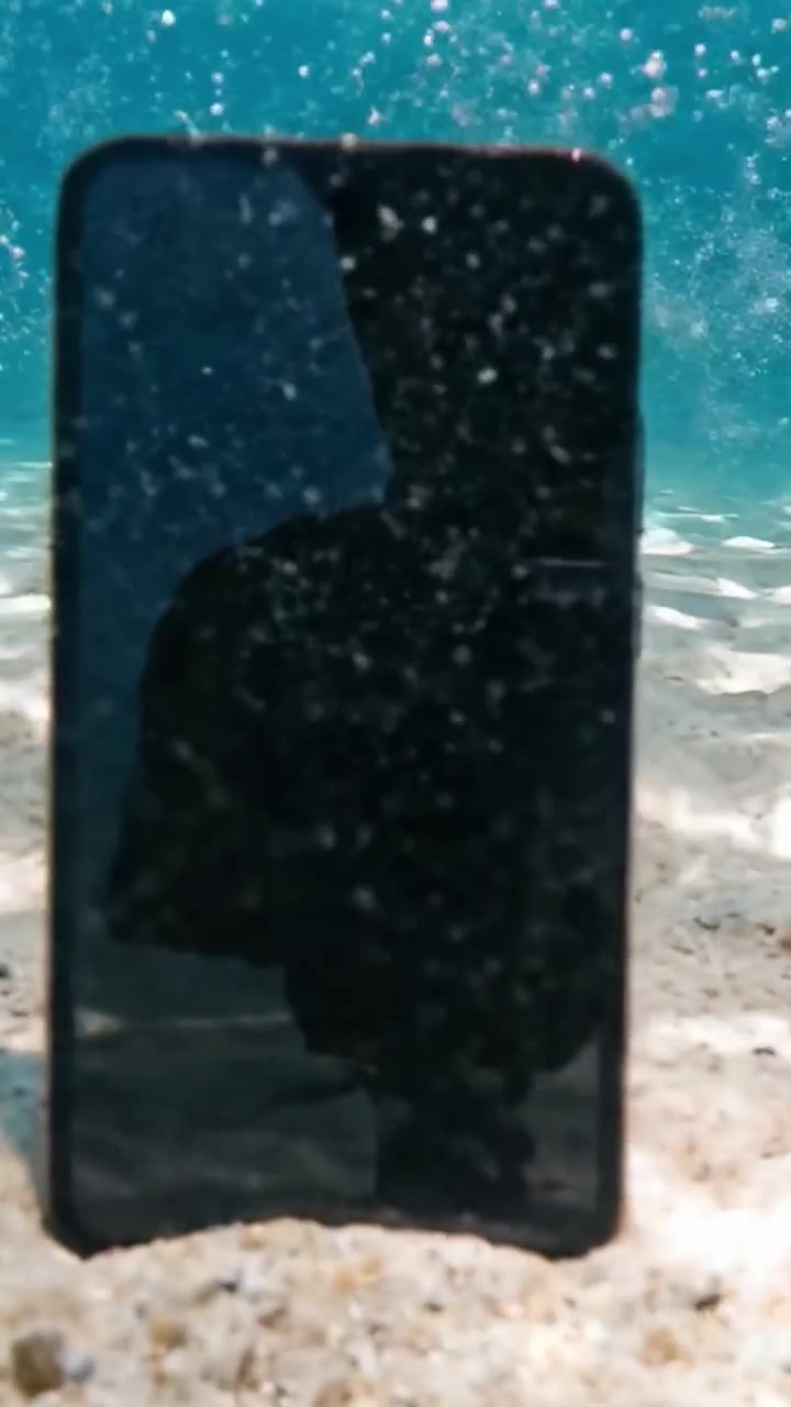 Un smartphone sumergido bajo el agua, mostrando la interacción única entre tecnología y naturaleza en un entorno acuático, destacando los contrastes de los dispositivos modernos en escenarios sorprendentes