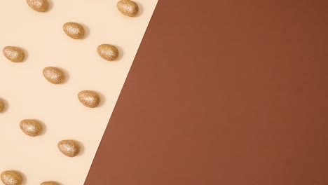 patrón de pascua de creatividad en movimiento huevos de brillo en fondo marrón desnudo. parada de movimiento plana
