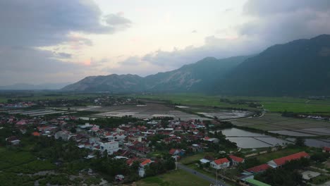 Vista-Aérea-épica-De-Tuy-Hòa-Con-Montañas-Y-Granjas-Camaroneras