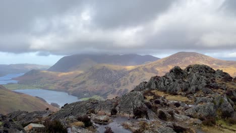 Paneo-A-Través-Del-Paisaje-Del-Distrito-De-Los-Lagos-En-Inglaterra-Desde-La-Cima-De-La-Colina