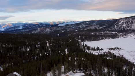 Imágenes-De-Drones-De-Un-Pueblo-Montañoso-De-Colorado-En-Una-Mañana-De-Invierno